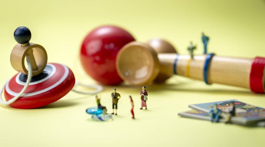 テレビのリモコンと人形のイメージ