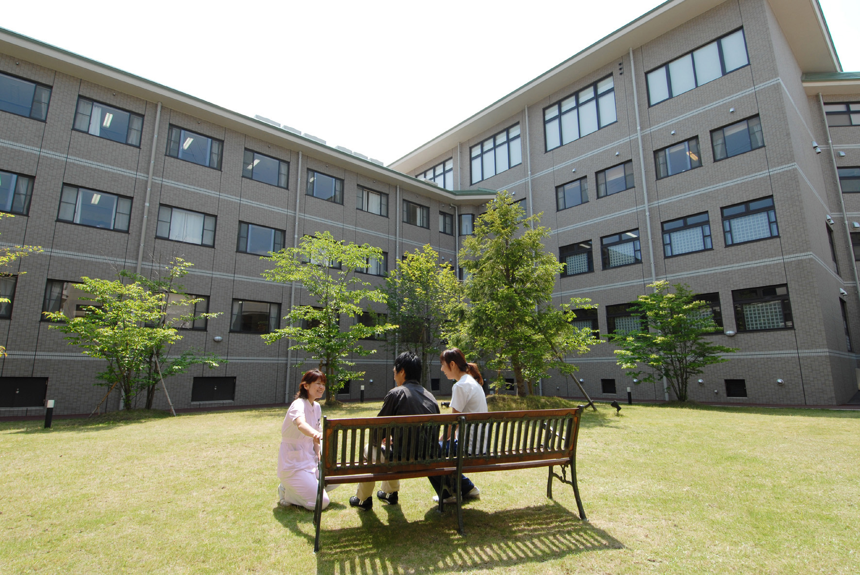油山病院の中庭とベンチ