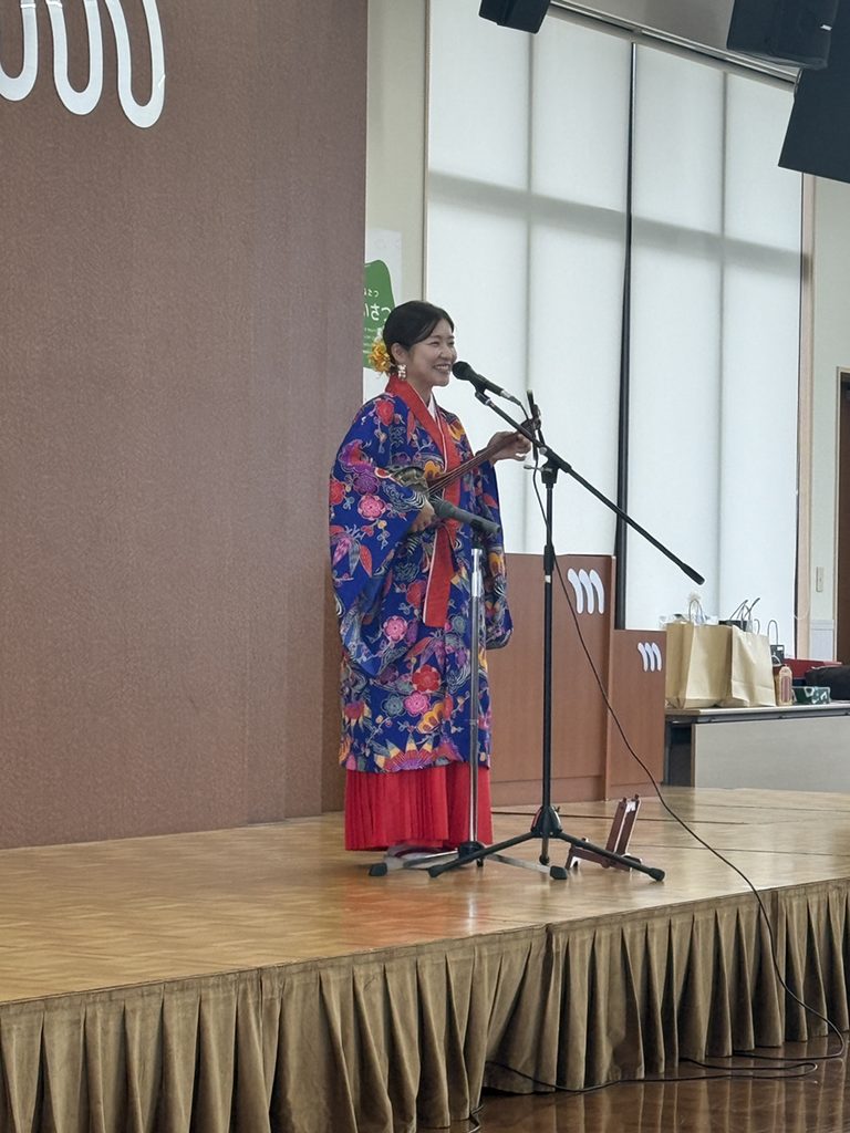三線シンガー沙織さん