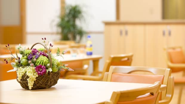 机に置かれた花